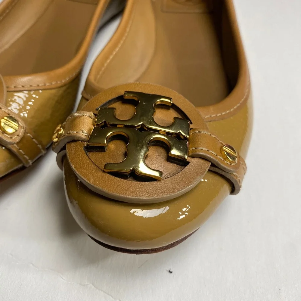 Tory Burch Aaden Ballet Flats Tan Patent Leather Gold Gone Logo Emblem Size‎ 5.5